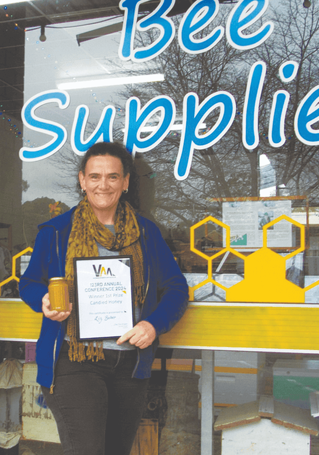 Liz from Dindi Bee Supplies with her award. Liz from Dindi Bee Supplies with her award.